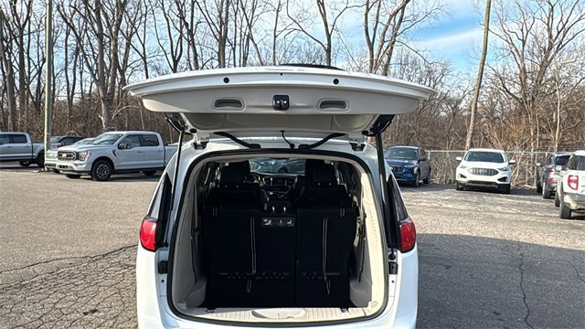 Used 2018 Chrysler Pacifica Touring-L image 28