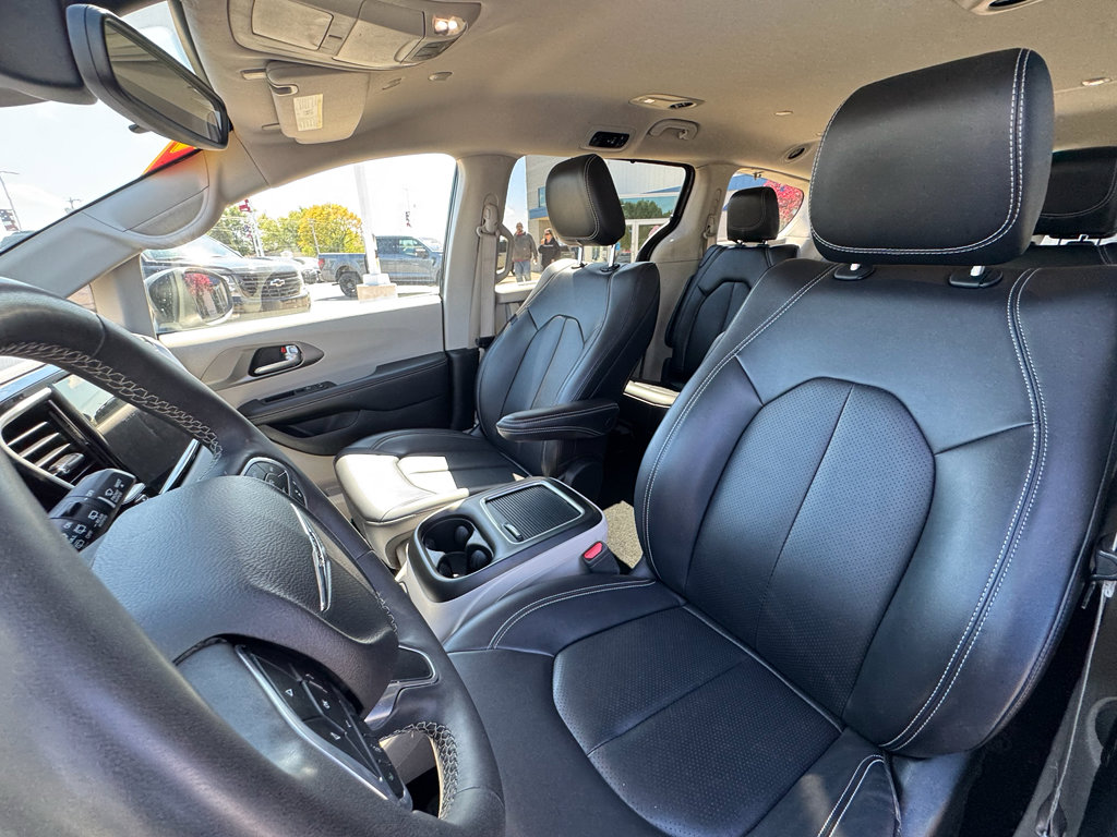 Used 2023 Chrysler Pacifica Touring-L FWD image 28