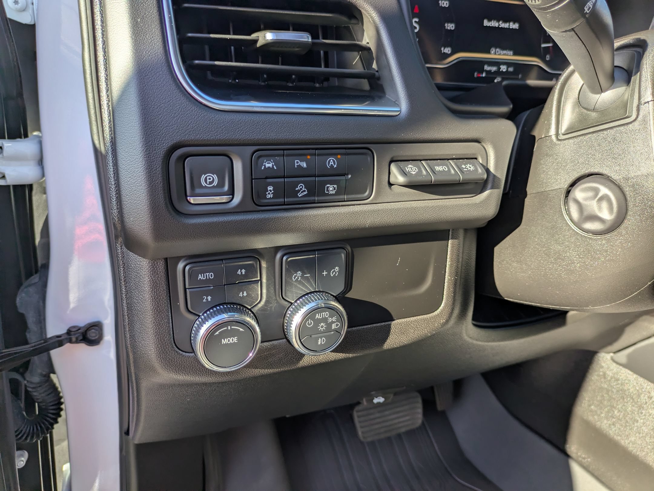 Used 2024 GMC Yukon AT4 w/ Technology Package AWD/4WD image 17