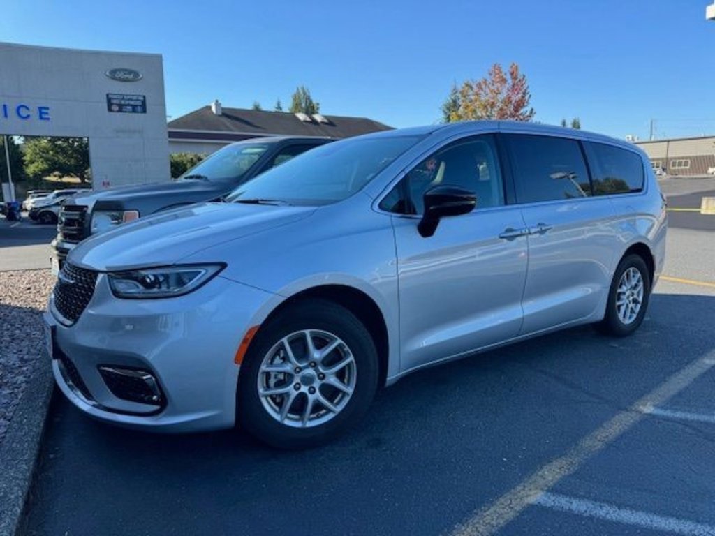 Used 2024 Chrysler Pacifica Touring-L image 8