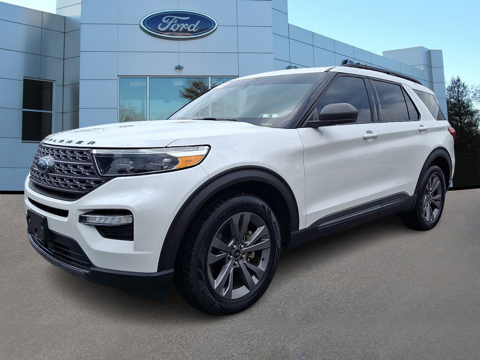 Certified 2021 Ford Explorer XLT w/ Equipment Group 202A AWD/4WD image 4