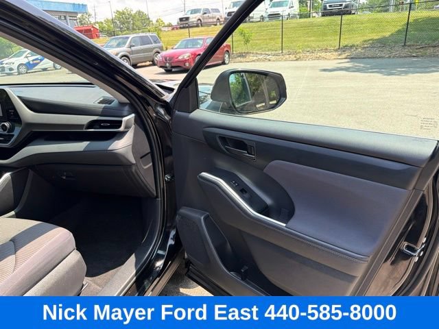 Used 2023 Toyota Highlander LE AWD/4WD image 10