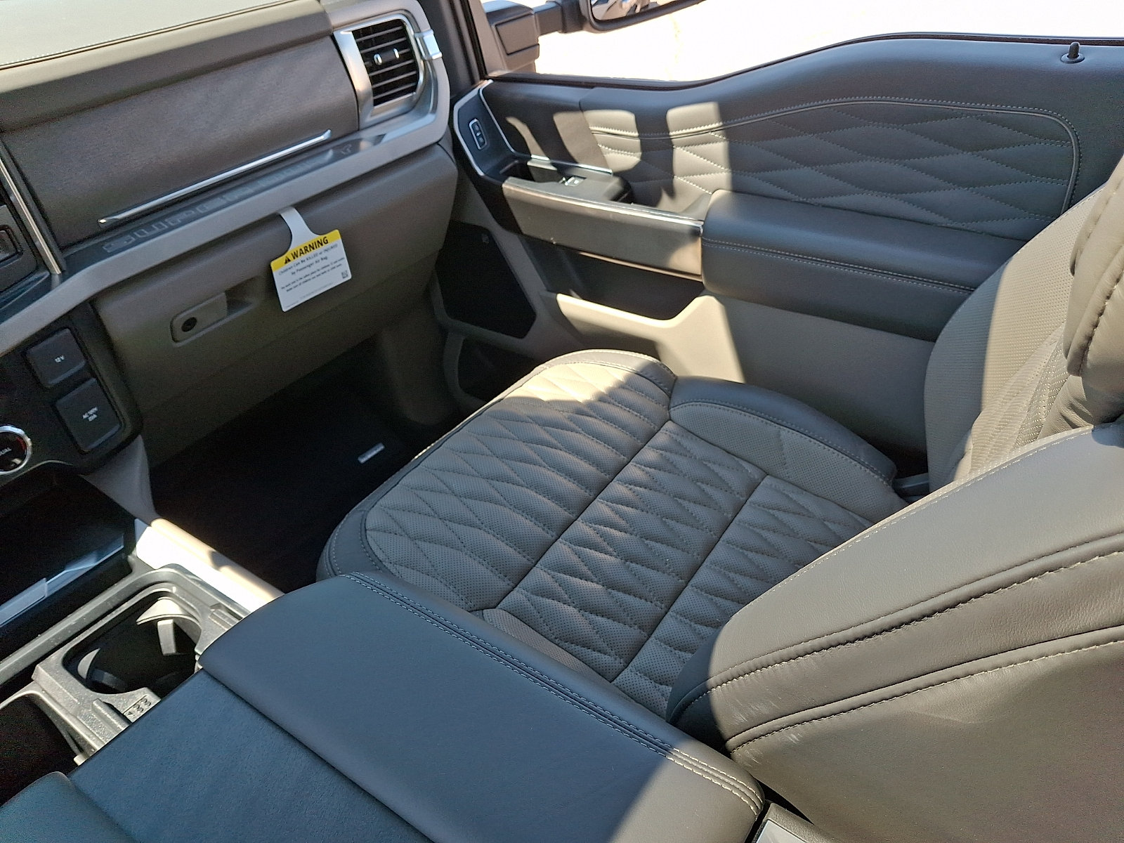 Certified 2025 Ford F450 Platinum w/ Platinum Plus Package AWD/4WD image 15