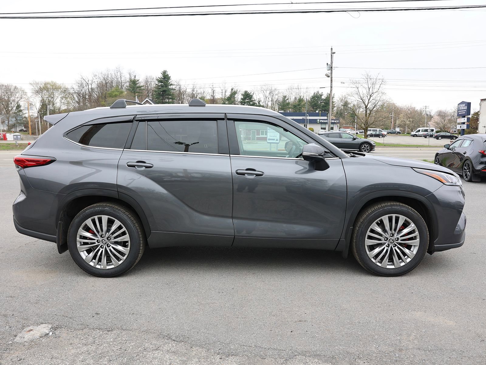 Used 2023 Toyota Highlander Platinum AWD/4WD image 2