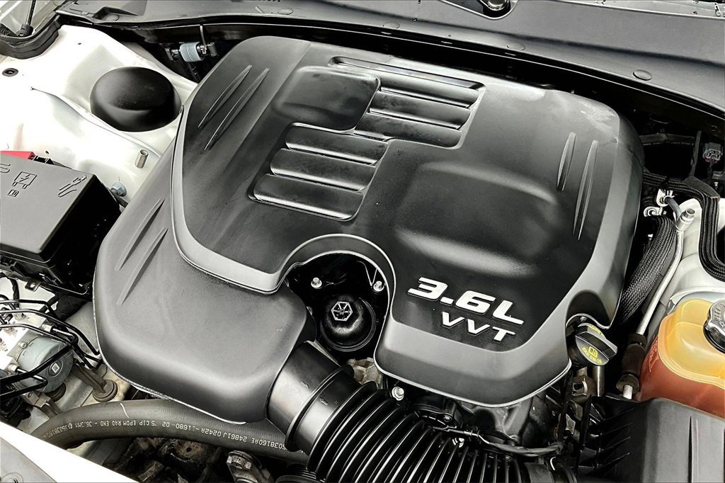 Used 2022 Chrysler 300 Touring w/ Sport Appearance Package image 34