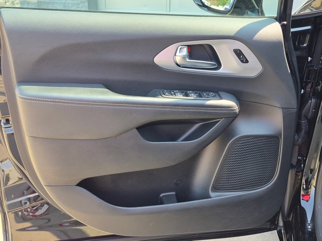 Used 2025 Chrysler Pacifica Limited FWD image 12