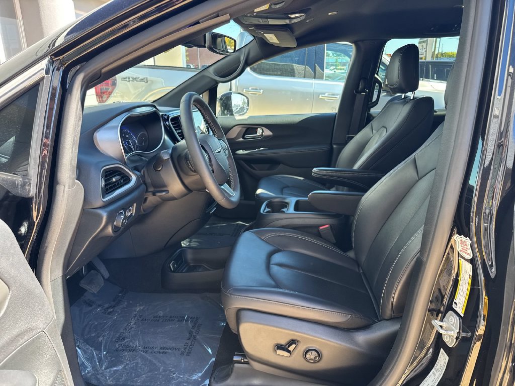 Used 2025 Chrysler Pacifica Select FWD image 11