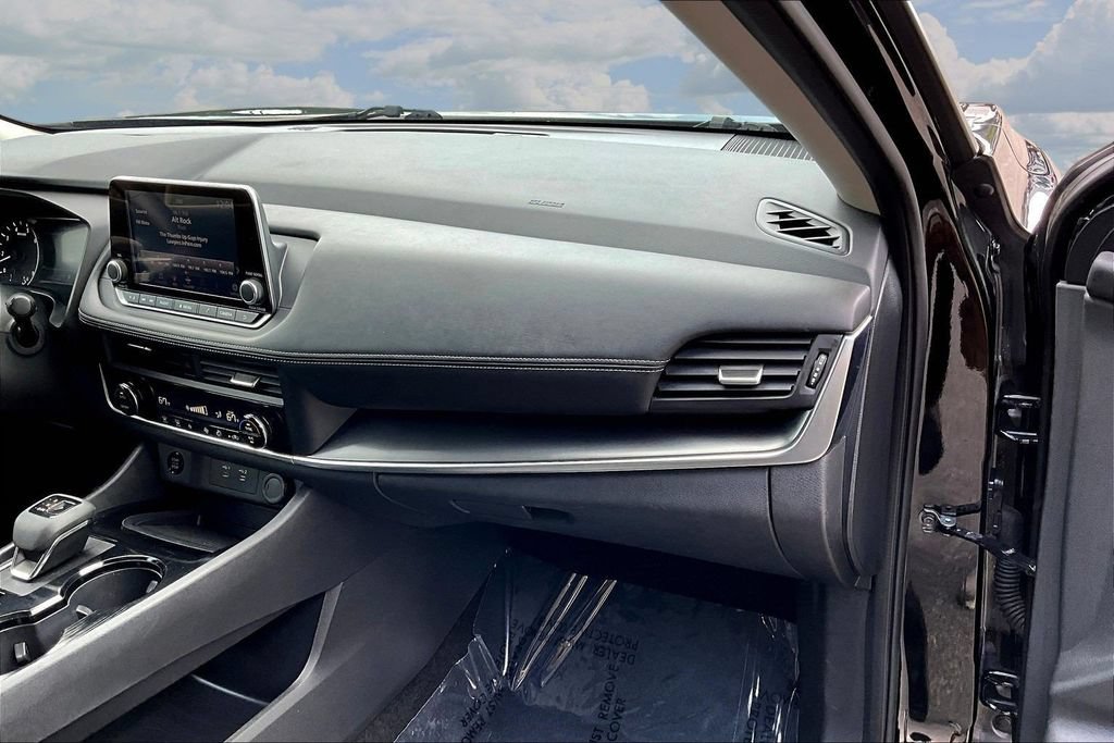Used 2025 Nissan Rogue SV FWD image 28