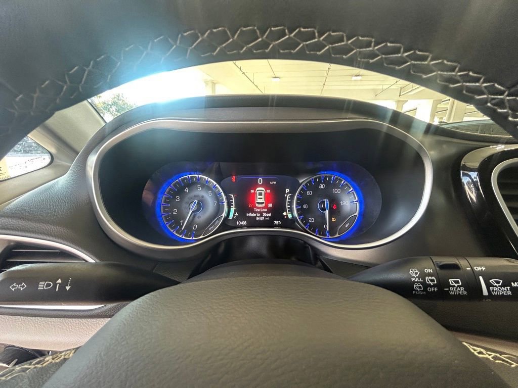 Used 2024 Chrysler Pacifica Touring-L image 39