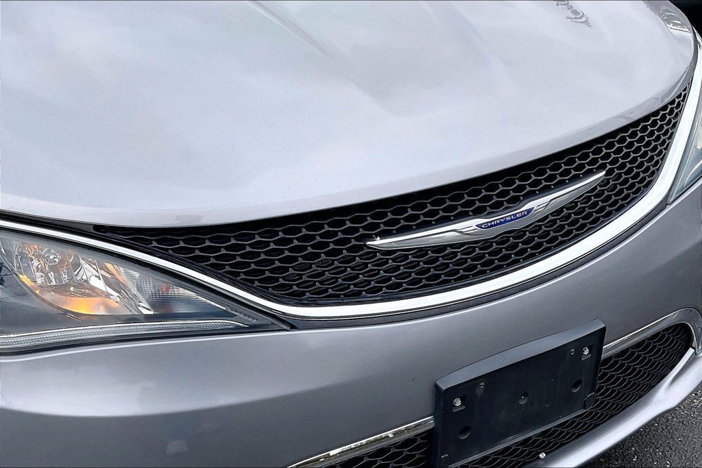 Used 2019 Chrysler Pacifica Touring Plus w/ Cold Weather Group FWD image 31