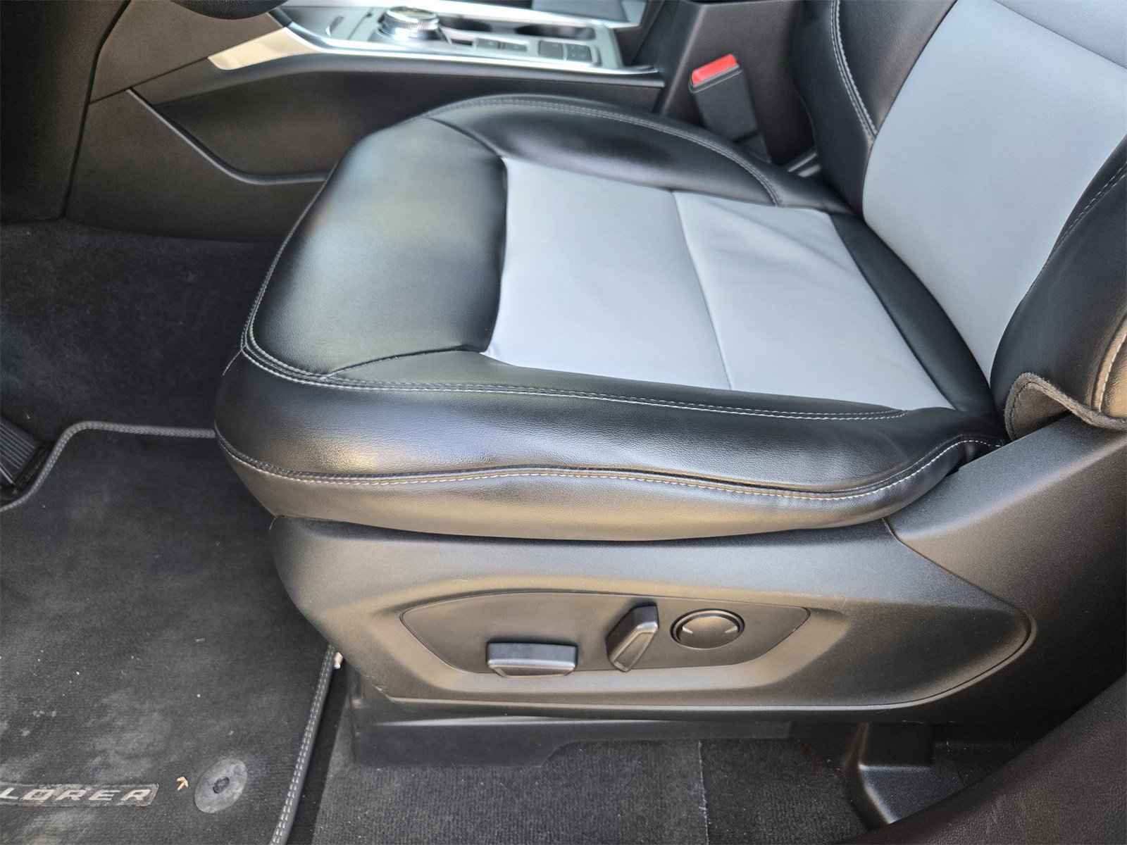 Certified 2022 Ford Explorer XLT w/ Equipment Group 202A image 22