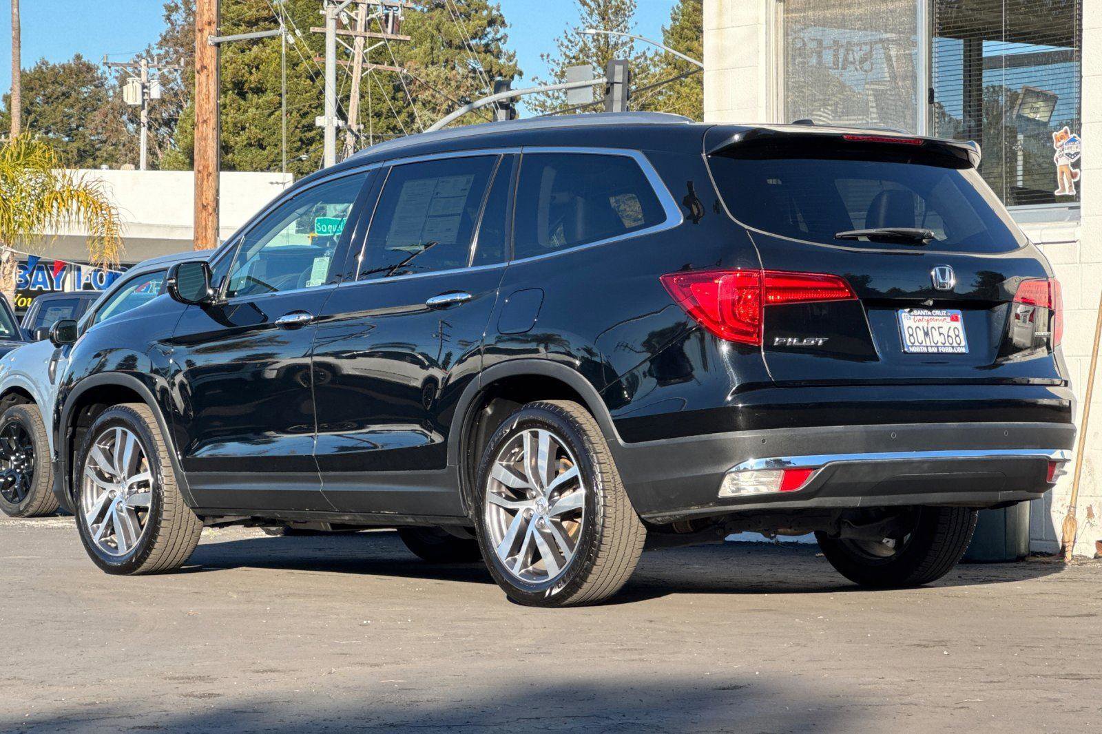 Used 2018 Honda Pilot Touring image 3
