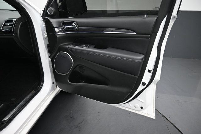 Used 2020 Jeep Grand Cherokee Overland AWD/4WD image 34