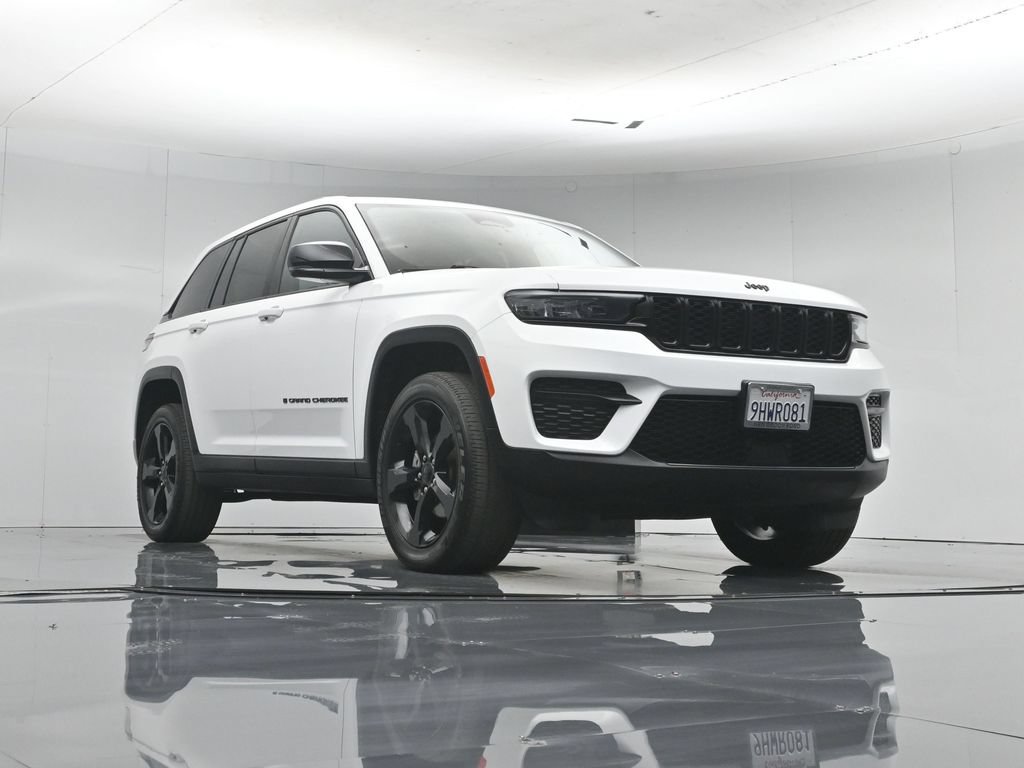 Used 2023 Jeep Grand Cherokee Altitude AWD/4WD image 4