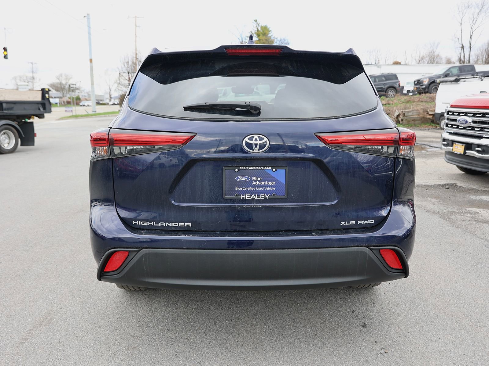 Used 2023 Toyota Highlander XLE AWD/4WD image 3