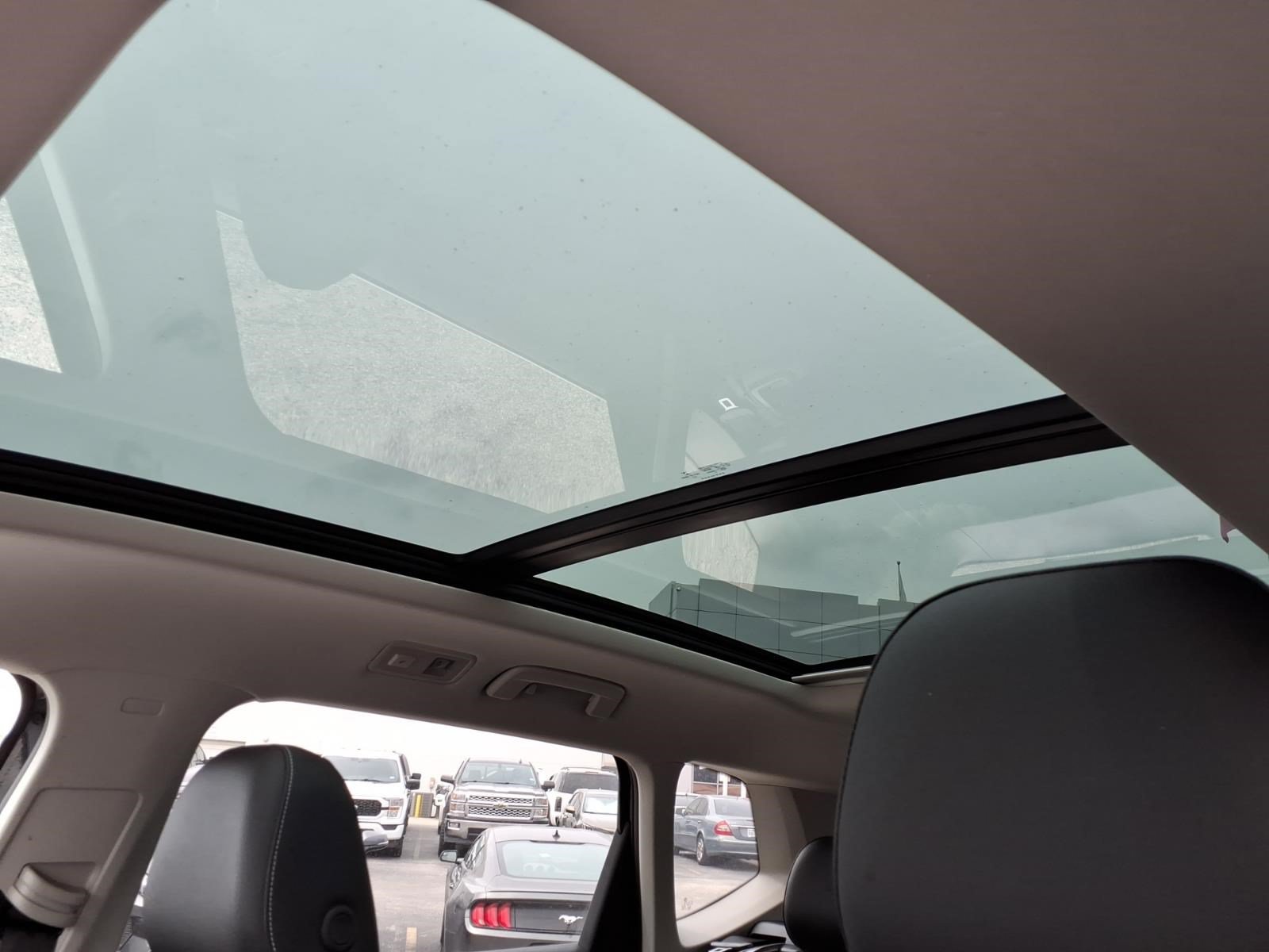 Used 2023 Volkswagen Taos SE w/ Panoramic Sunroof Package FWD image 15