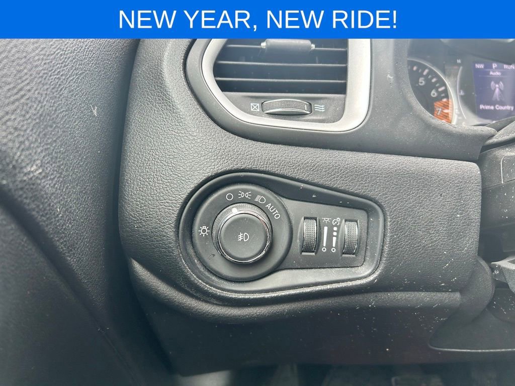 Used 2020 Jeep Renegade Latitude w/ Cold Weather Group image 18