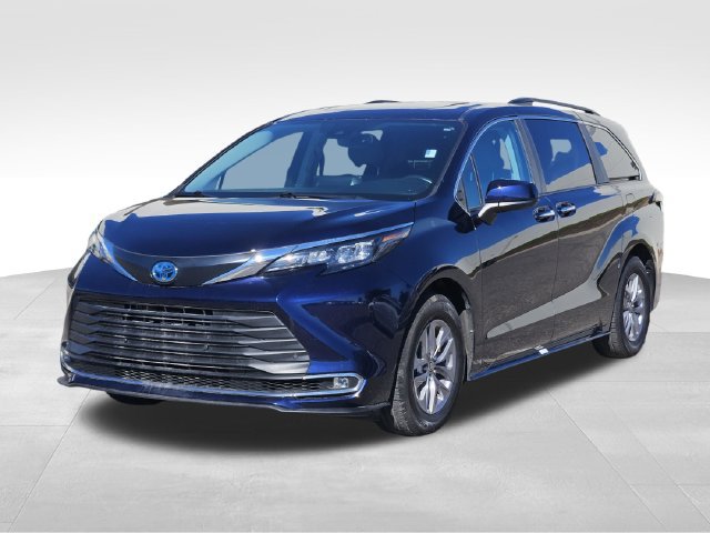 Used 2024 Toyota Sienna XLE AWD/4WD image 4