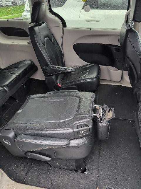 Used 2022 Chrysler Pacifica Touring-L FWD image 19