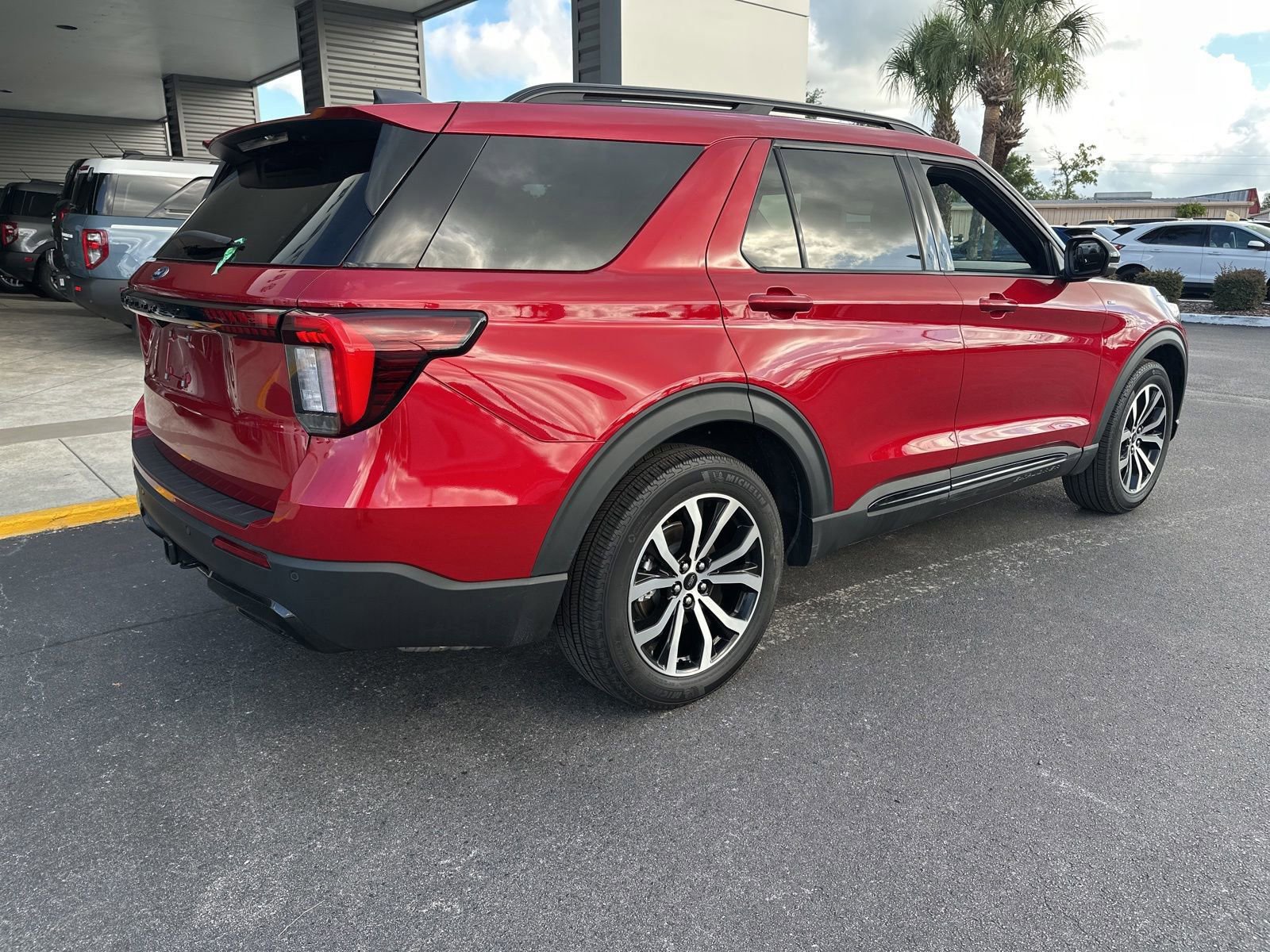 Certified 2025 Ford Explorer ST-Line w/ Premium Package RWD image 4