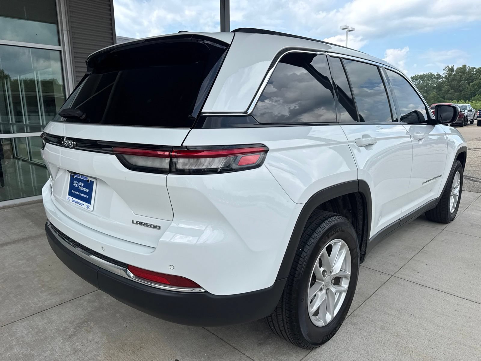 Used 2023 Jeep Grand Cherokee Laredo X AWD/4WD image 8
