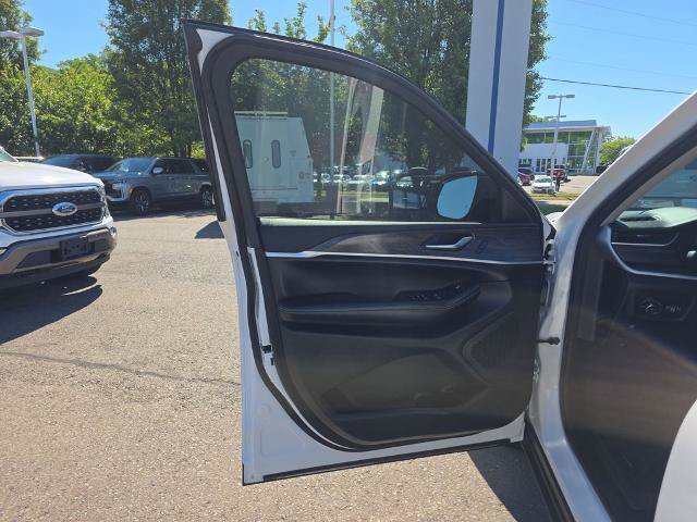 Used 2023 Jeep Grand Cherokee Limited AWD/4WD image 20