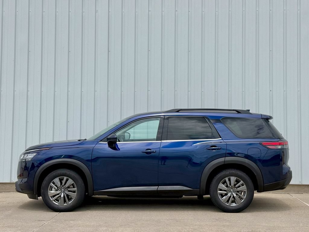 Used 2022 Nissan Pathfinder SV AWD/4WD image 3