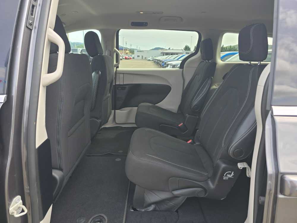 Used 2023 Chrysler Voyager LX FWD image 16