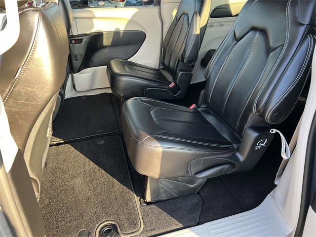 Used 2023 Chrysler Pacifica Touring-L image 27