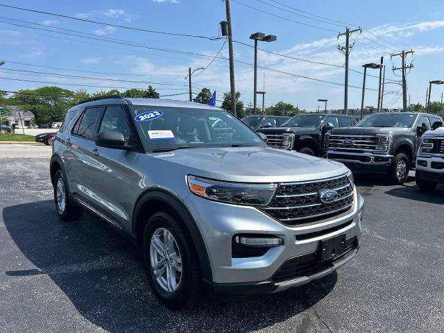 Certified 2023 Ford Explorer XLT w/ Equipment Group 202A AWD/4WD image 3