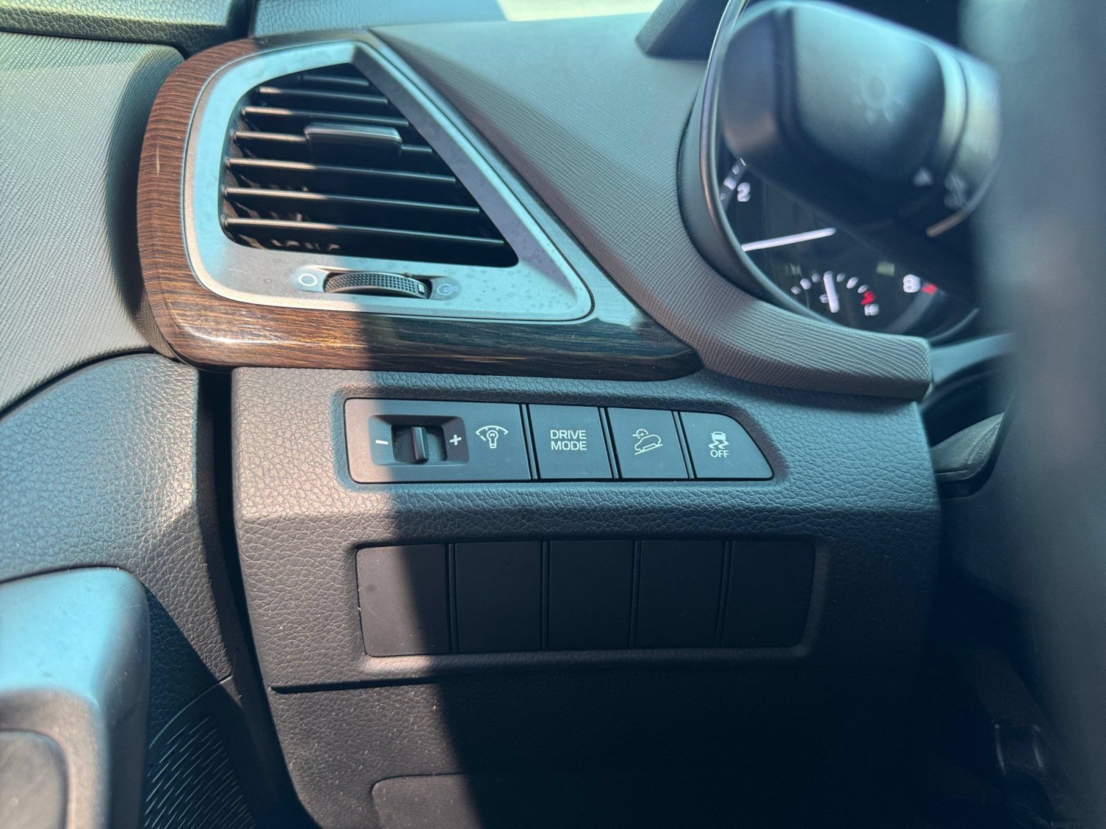 Used 2018 Hyundai Santa Fe Sport FWD image 18