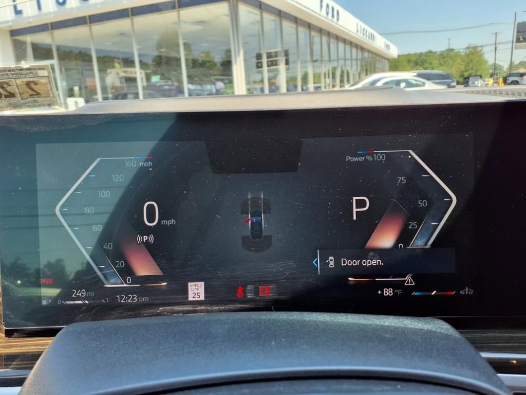 Used 2023 BMW X7 xDrive40i w/ M Sport Package image 21