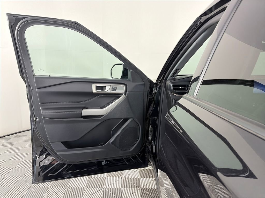 Certified 2023 Ford Explorer Limited w/ Equipment Group 301A AWD/4WD image 10