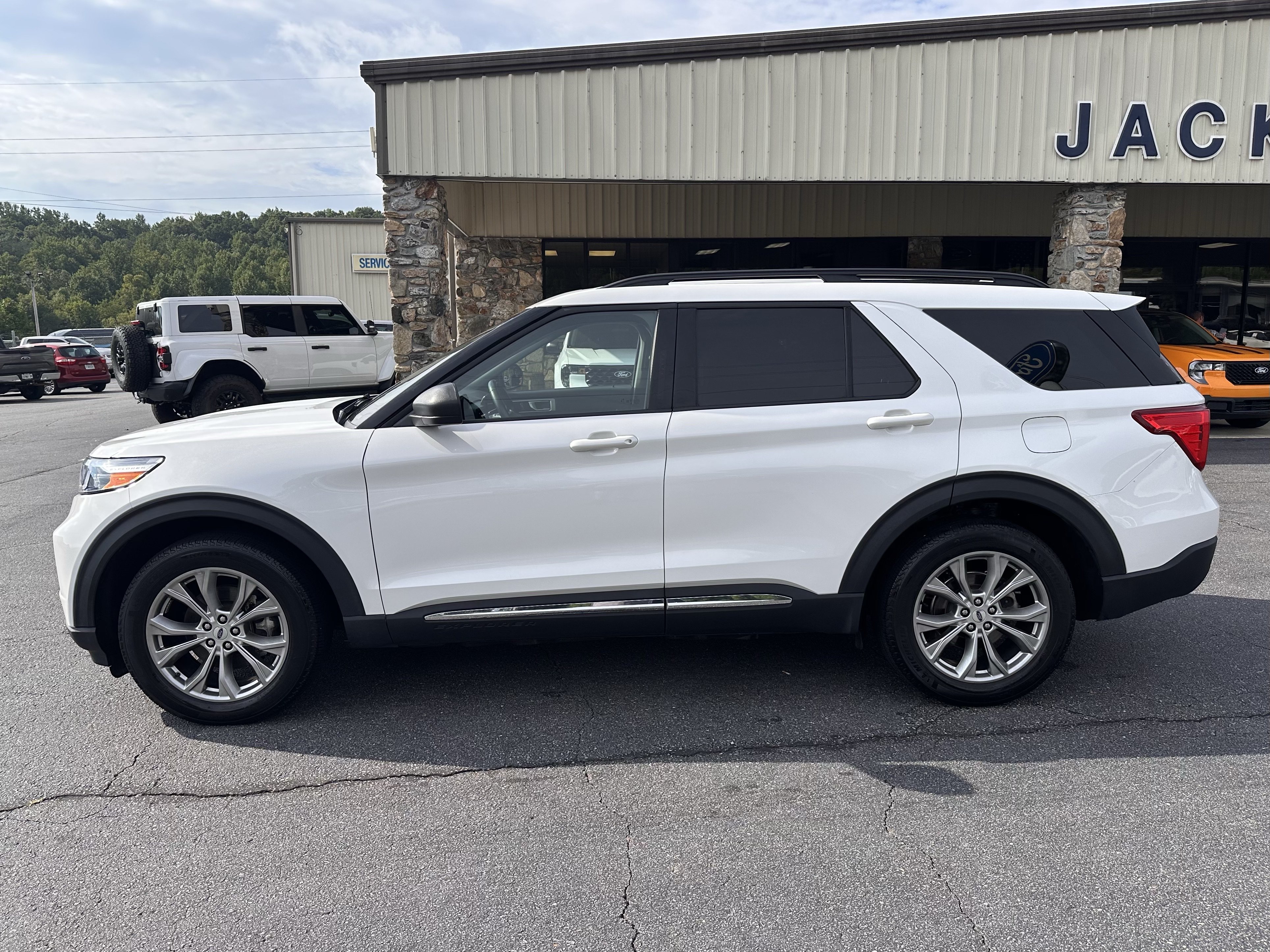 Certified 2023 Ford Explorer XLT w/ Equipment Group 202A AWD/4WD image 1