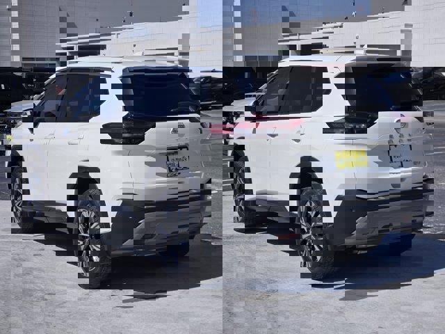 Used 2023 Nissan Rogue SV image 5