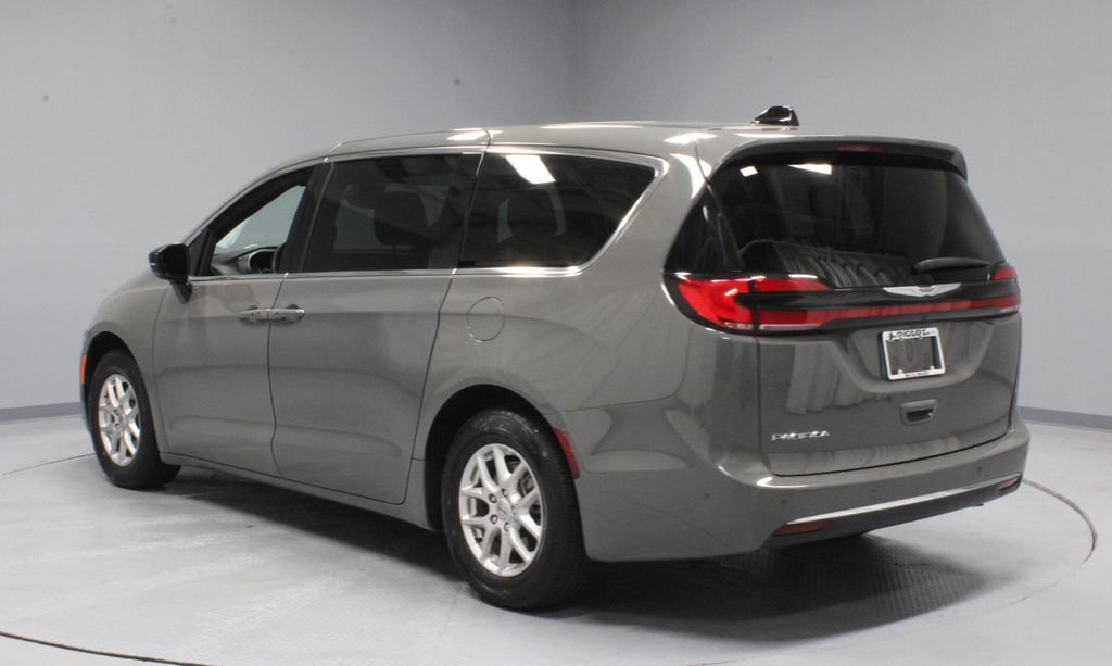 Used 2025 Chrysler Pacifica Select FWD image 9