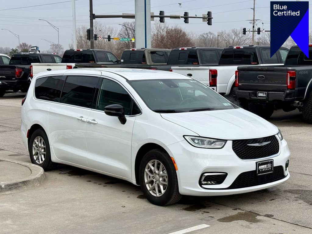 Used 2025 Chrysler Pacifica Select