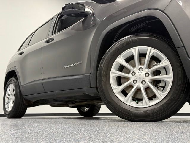 Used 2022 Jeep Cherokee Latitude Lux w/ Sun & Sound Group AWD/4WD image 3