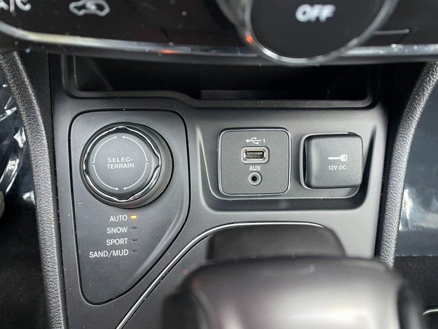 Used 2020 Jeep Cherokee Latitude Plus image 25