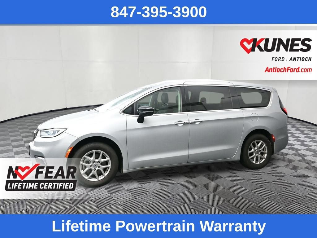 Used 2024 Chrysler Pacifica Touring-L image 4