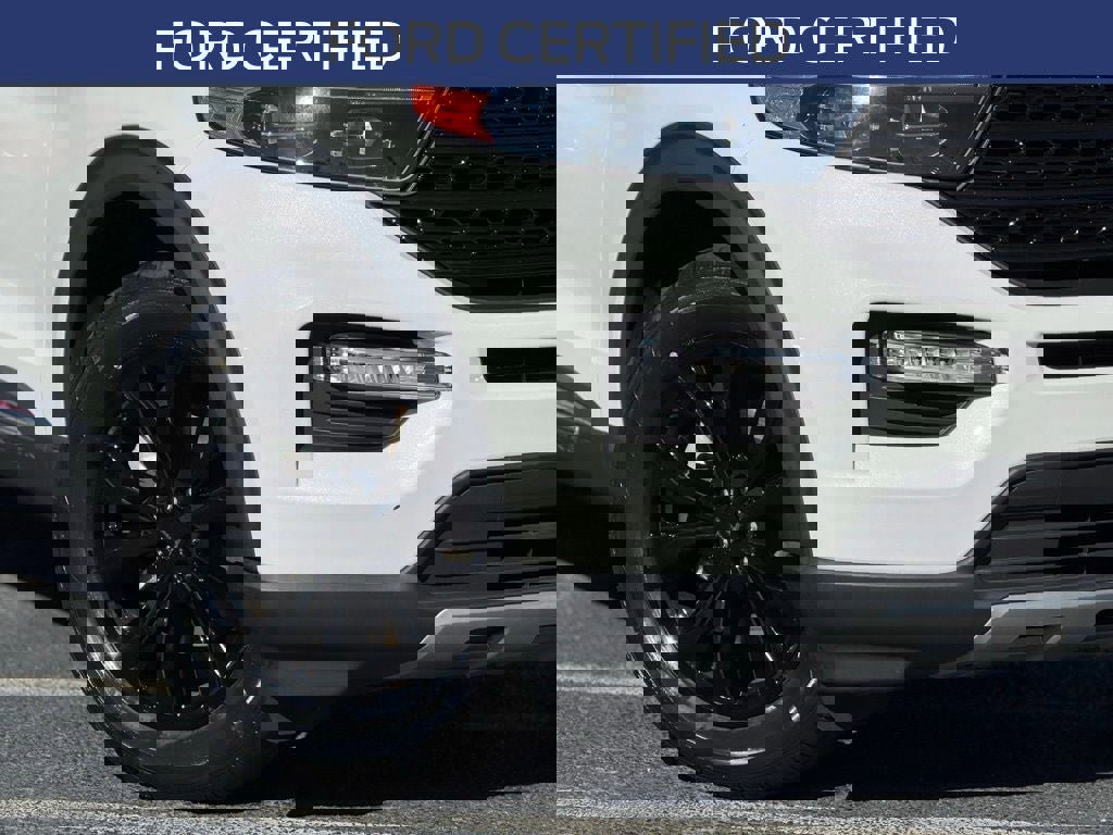 Certified 2022 Ford Explorer XLT w/ Equipment Group 202A image 3