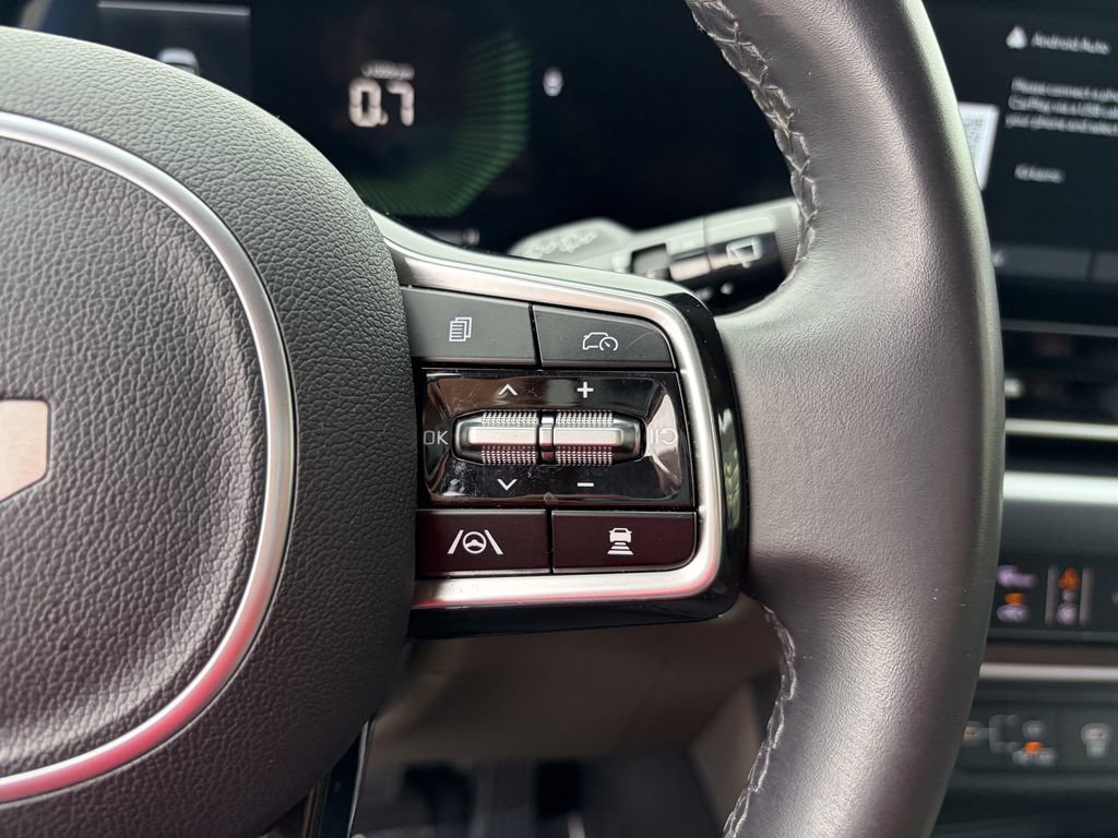 Used 2025 Kia Carnival FWD image 32