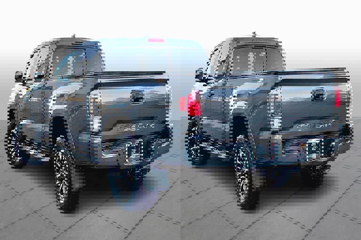 Used 2022 Toyota Tacoma TRD Sport w/ TRD Premium Sport Package image 4