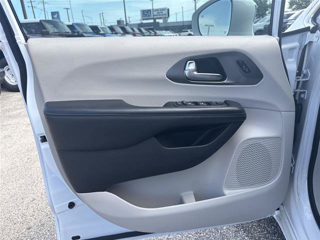Used 2019 Chrysler Pacifica Limited FWD image 24