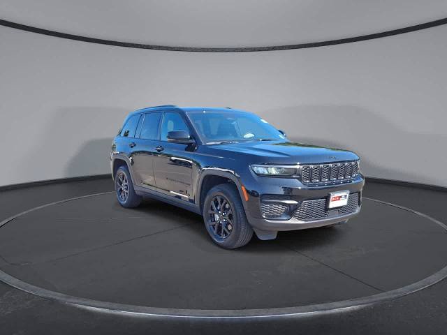 Used 2025 Jeep Grand Cherokee Altitude AWD/4WD image 2