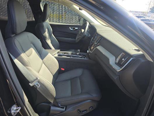 Used 2025 Volvo XC60 B5 Plus image 8