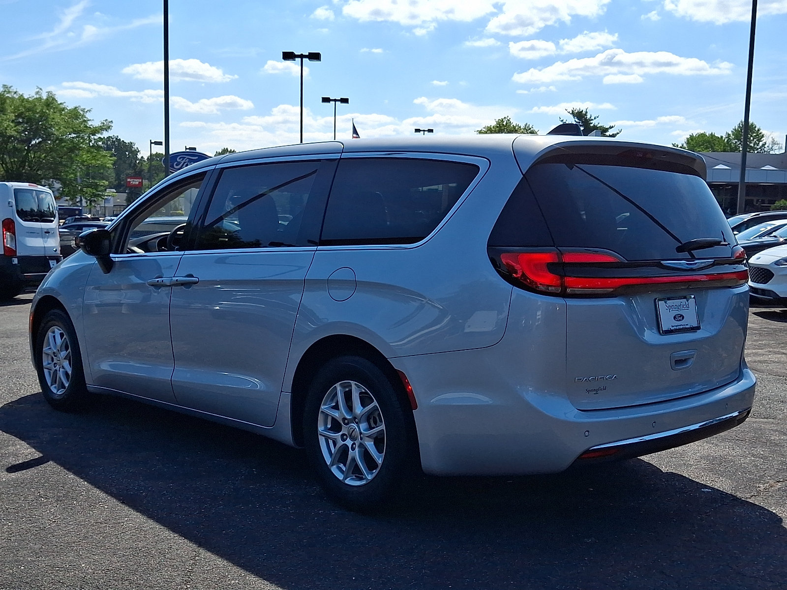 Used 2024 Chrysler Pacifica Touring-L FWD image 4