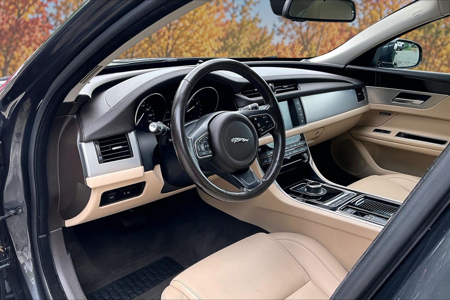 Used 2017 Jaguar XF Premium AWD/4WD image 15