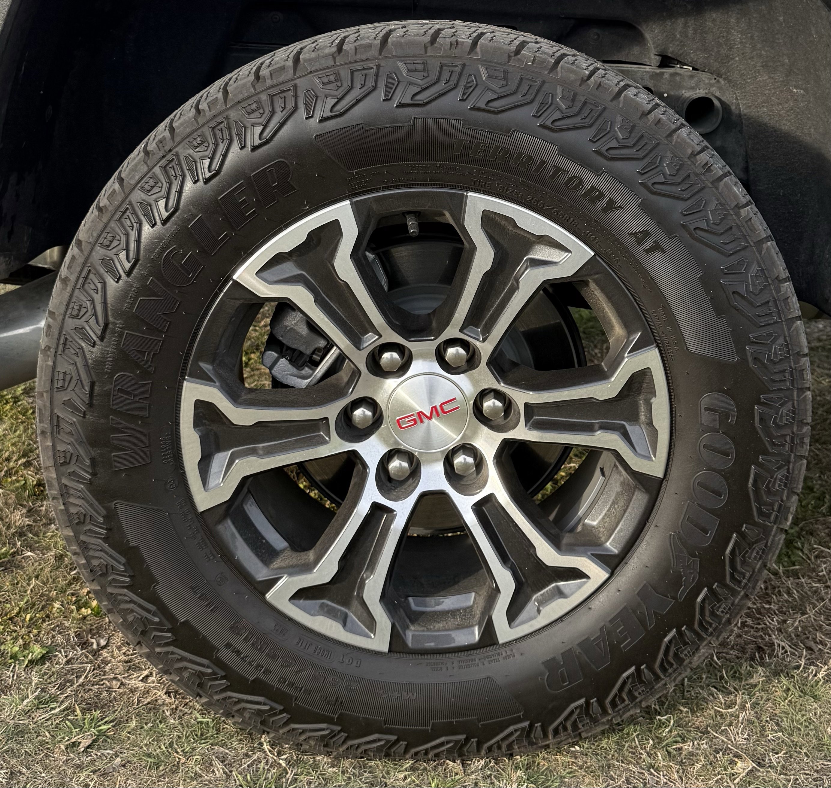 Used 2025 GMC Canyon AT4 w/ AT4 Premium Package image 9