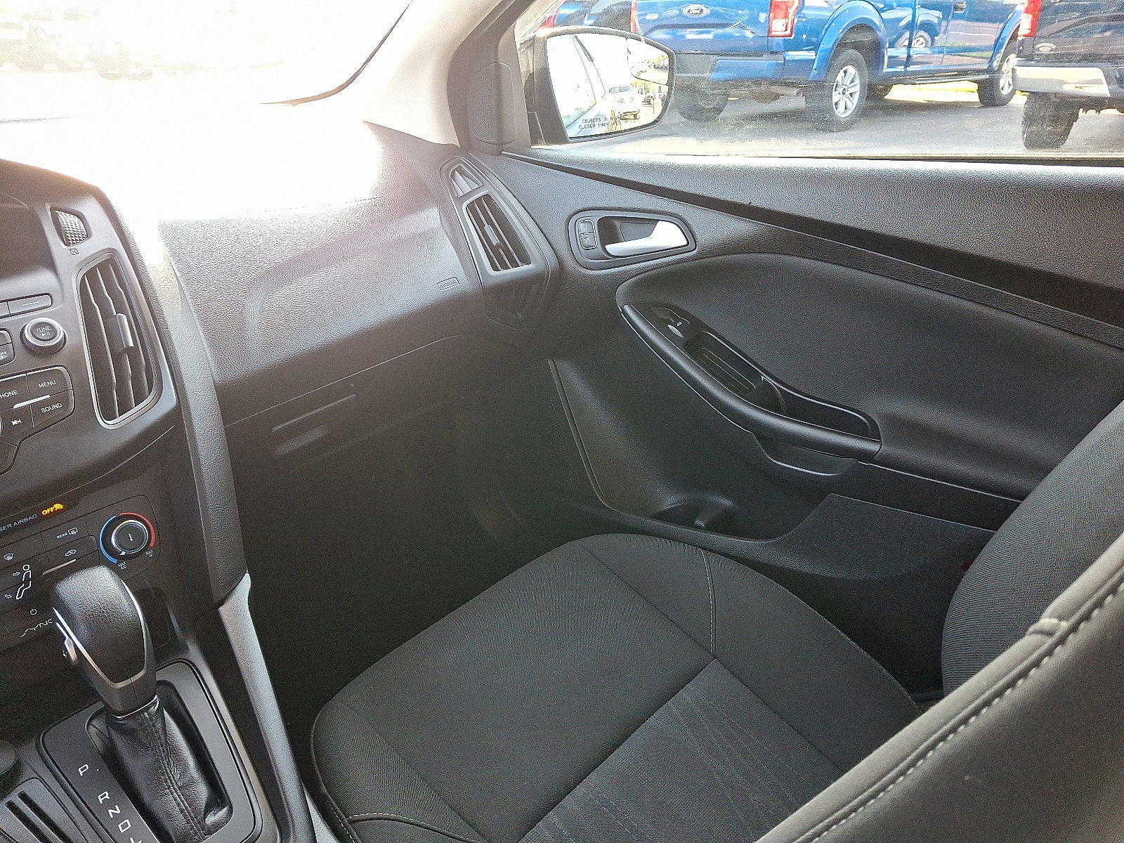 Certified 2018 Ford Focus SE w/ SE Appearance Package image 16